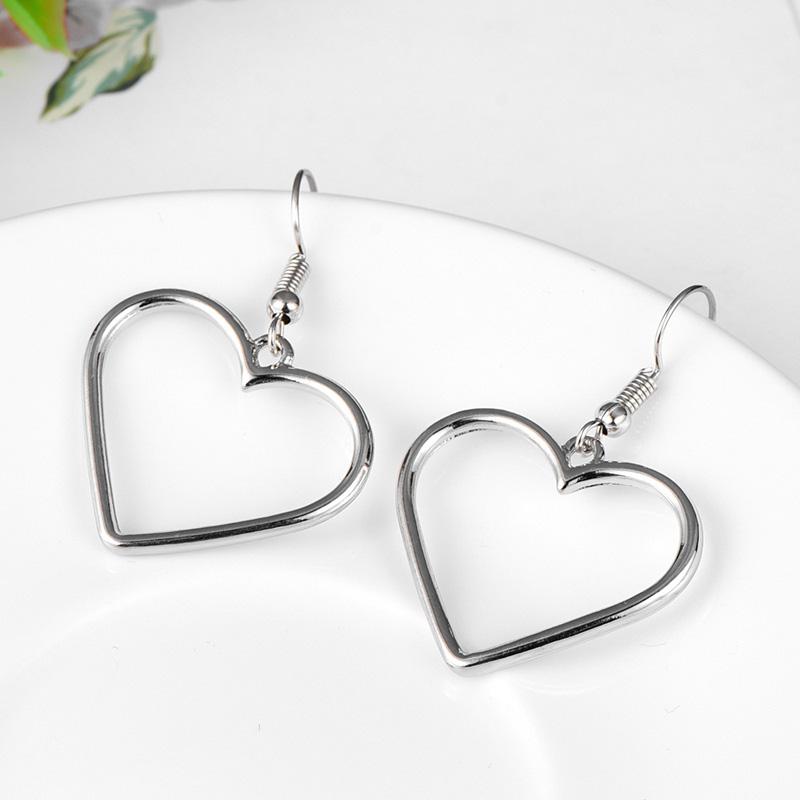 

Милые серьги с геометрическим узором в форме сердца. Модные женские серьги. Квадратные серьги-гвоздики. серебряный