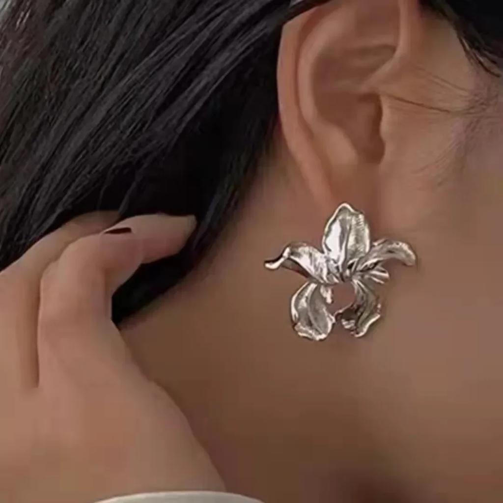 Womens Summer Elegant Fashion Unique Design Peach Blossom Unique Design Flower Earrings Dark Black INS High-end Earrings Gift