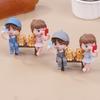2Pcs/Pair Cute Lovers Taking Selfies On A Stool Cake Decoration Car Ornament Couple Figurines Miniature Craft Fairy Garden Decor
