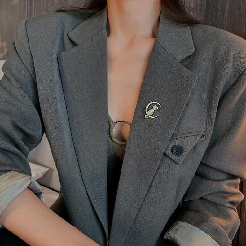 Exquisite Cat Eye Brooch: Elegant Kitten Corsage & Versatile Accessory for Women