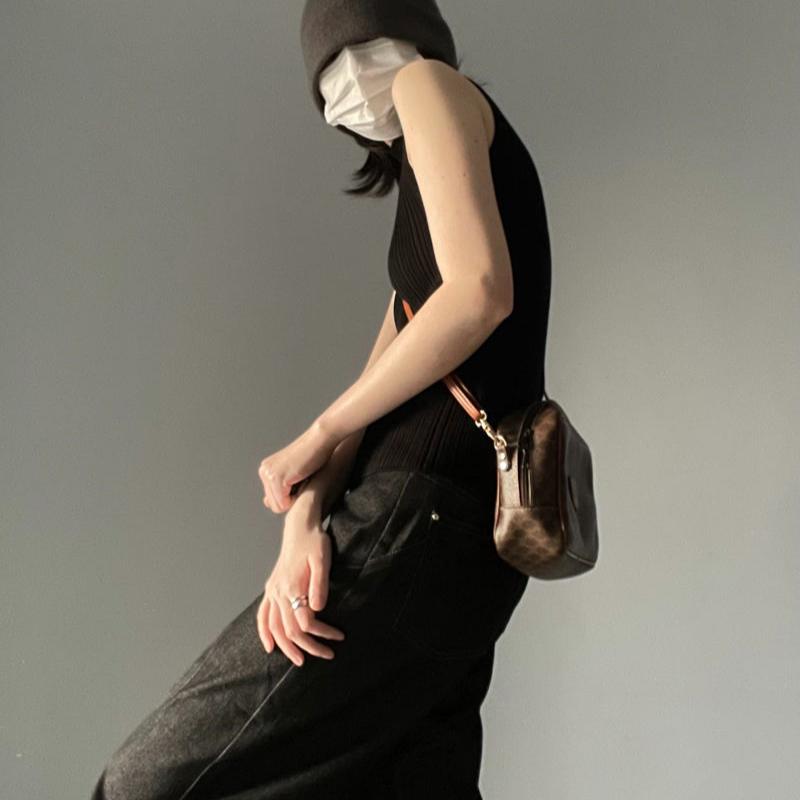 Dámský letní zeštíhlující univerzální pletený top bez rukávů s polopřiléhavým střihem a středně vysokým výstřihem