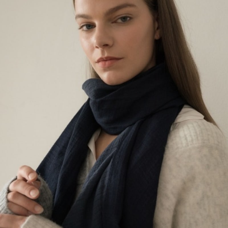 BB’DE SOLI’DE has a navy scarf.