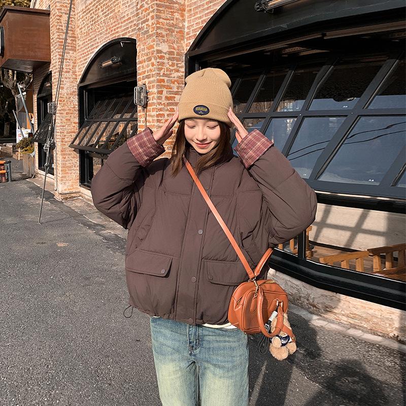 

2025 женская короткая хлопковая куртка пуховик в клетку контрастных цветов, свободная повседневная куртка с воротником-стойкой, новая зимняя куртка-хлеб XXL темно-коричневого