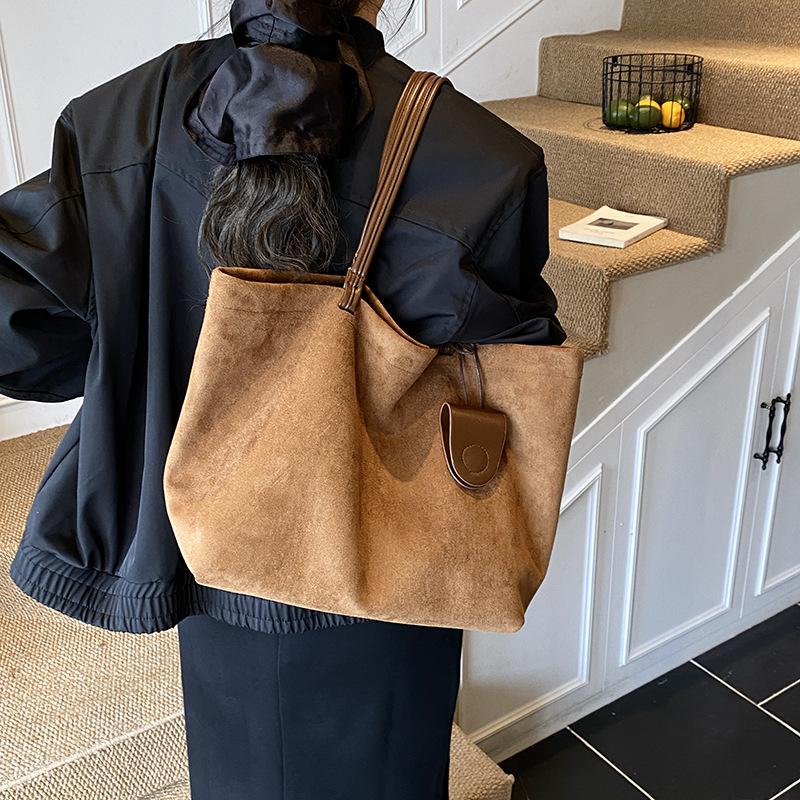 Frosted retro bag women's large capacity 2025 new autumn and winter versatile shoulder bag niche work commuter tote bag