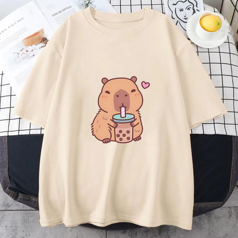 

Футболка Capybara Loves Drinking Bubble Tea, 100% хлопок, летняя одежда, повседневная женская/мужская футболка Kawaii, милые рубашки для девочек, мода S разноцветный
