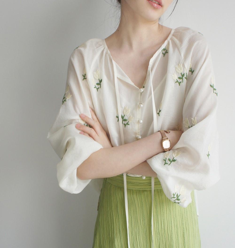 

Винтажная рубашка JOJOZ из тенселя с абрикосовой цветочной вышивкой и рукавами-фонариками на завязках с зелеными листьями - Идеально для весны/лета. Large