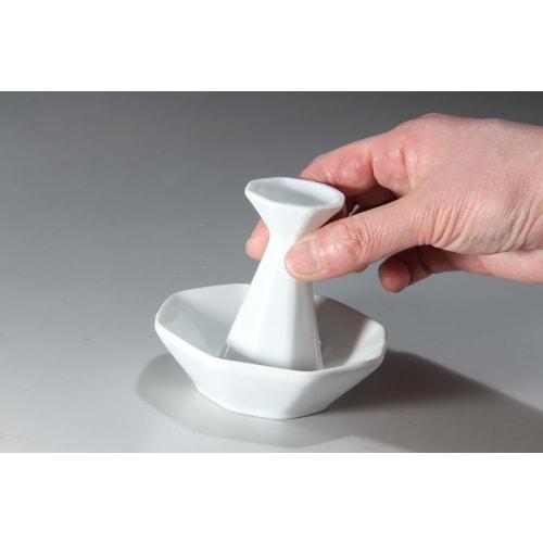 This octagonal salt set is easy to hold and serve. It includes five plates and one octagonal salt pyramid, bringing good fortune. Unlike unglazed porc