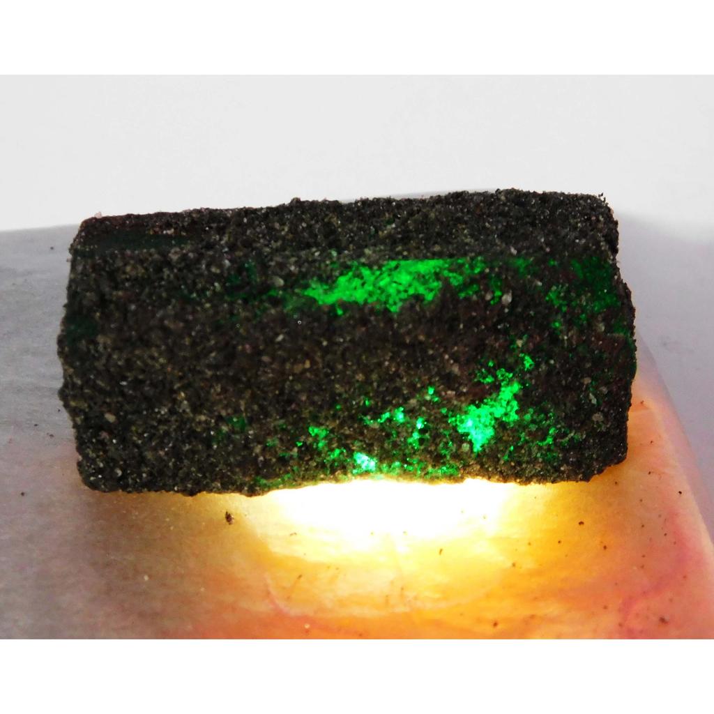 Natural Green Emerald Loose Gemstone 100.25 ct Rough Uncut for Lapidary and Gem Collections