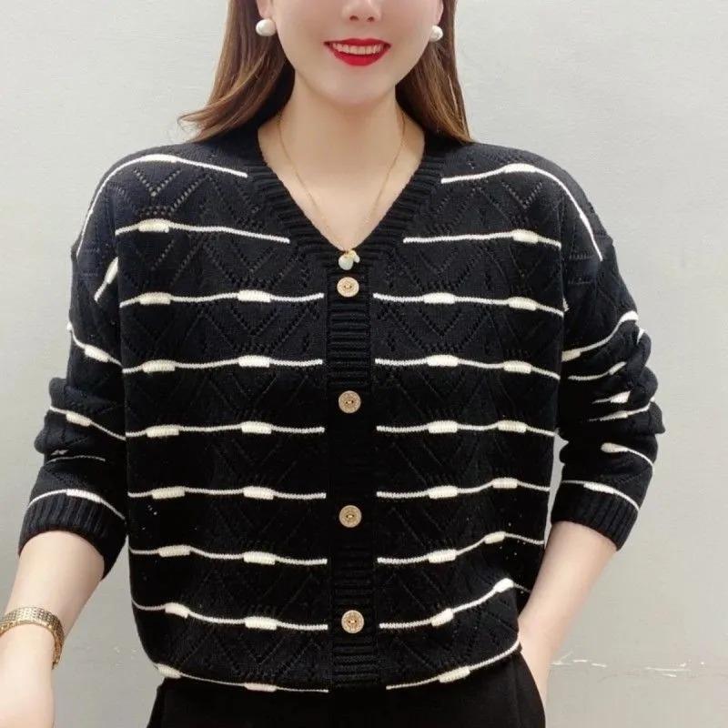 Nuovo Pullover alla Moda e Semplice a Righe Scollo a V Monopetto Lavorazione a Maglia Vuota Dimagrante Versatile