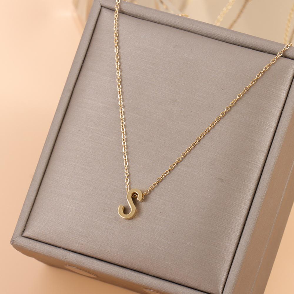 Vlastní tenký řetízek s přívěskem 26 písmen Titanový náramek – Elegantní, Odolný, Všestranný doplněk
