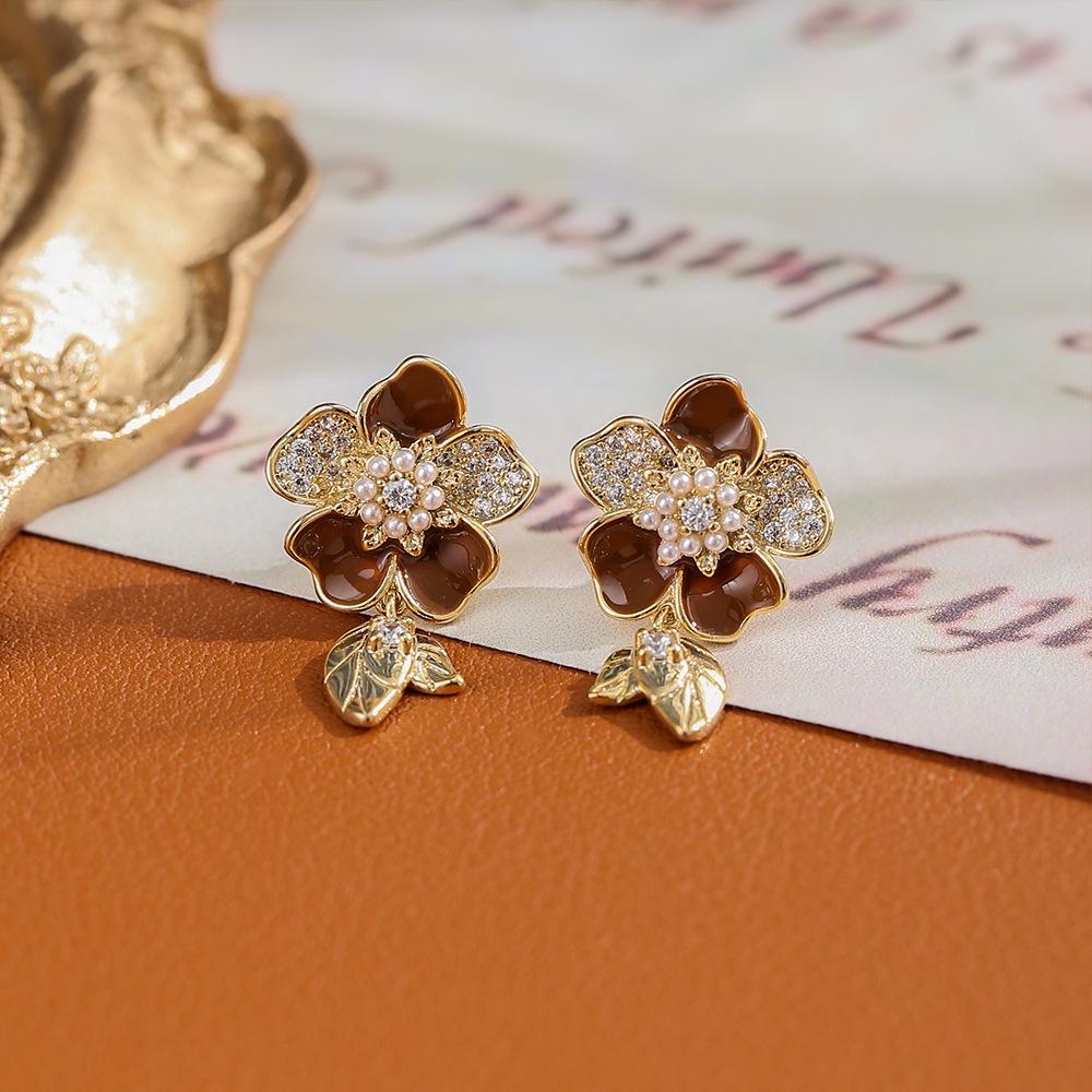 Boucles d'oreilles à clous fleur rétro Maillard: Cuivre Plaqué Or avec Zircon, Mode Élégante Haut de Gamme pour Femmes