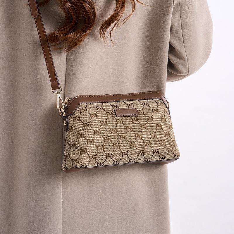 Bag lady 2025 autumn and winter new messenger bag middle-aged mother retro trendy lightweight versatile high-end shoulder bag