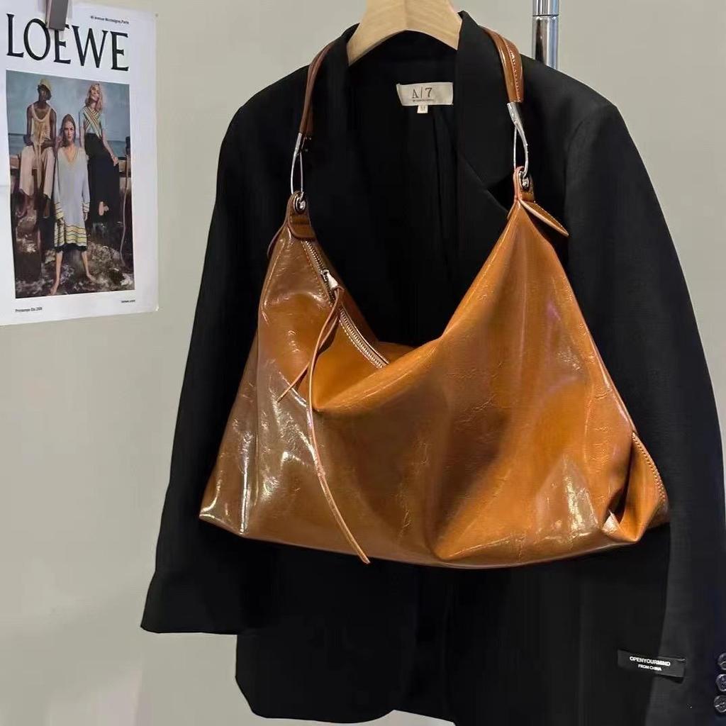 2024 Trendy Women's Large Capacity Crossbody Bag: Fashionable Oiled Leather, Elegant Texture, Versatile Underarm Design