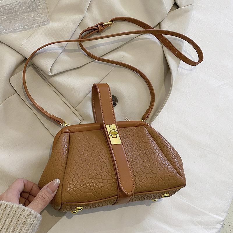 

Маленькая сумка с текстурой на запястье, женская, 2025, новая модная женская сумка, трендовая линия, женская сумка через плечо, сумка-тоут в иностранном стиле коричневый