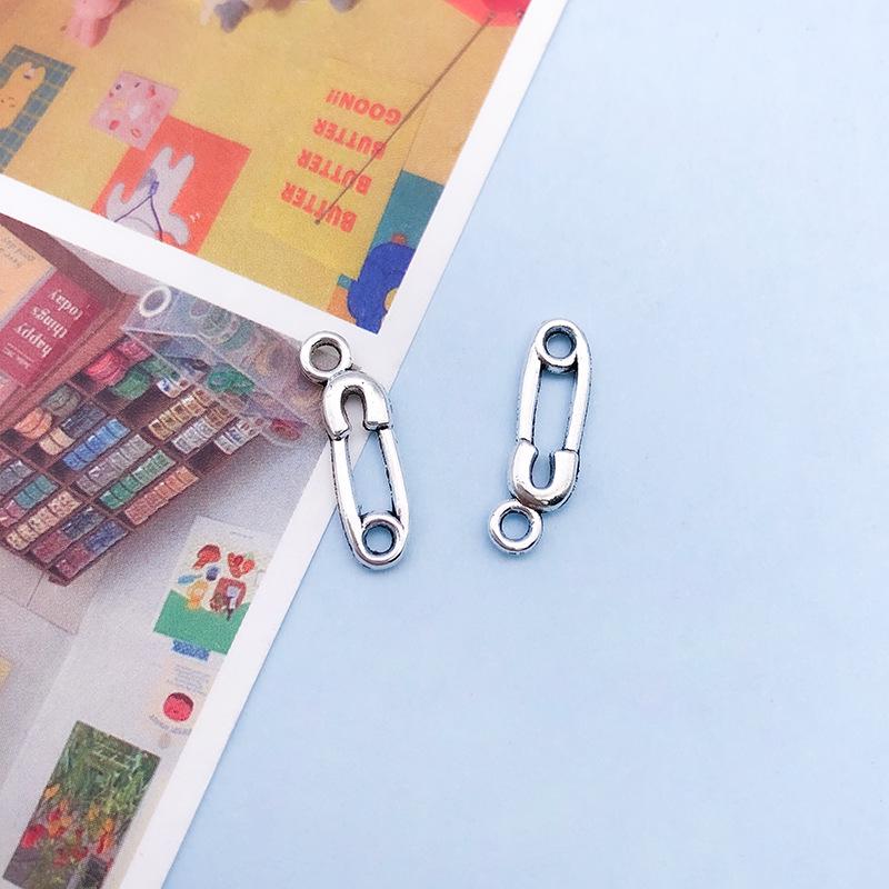 

Набор из 27 подвесок в цвете античного серебра с швейными инструментами: Ножницы, Скрепки, Лента для Браслетов и Ожерелий