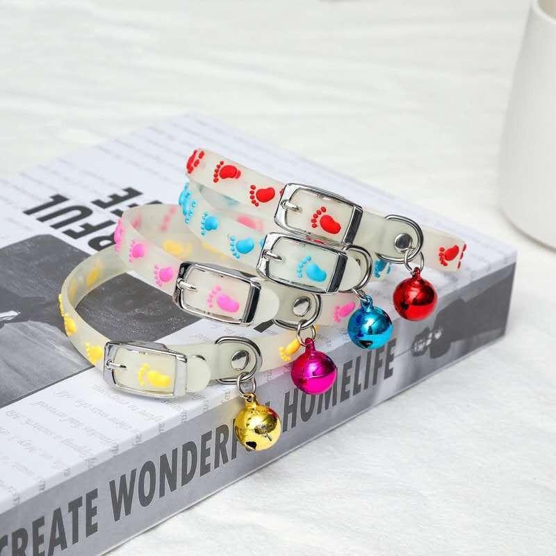 

Ошейник-колокольчик для домашних животных, флуоресцентный силиконовый ошейник для кошек, светящийся ошейник для маленьких собак, светящийся ошейник с защитой от потери в ночное время 3pcs разноцветный