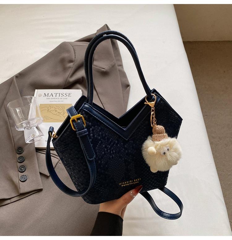 Niche design bag women's new high-end retro shoulder messenger bag portable commuter bucket bag