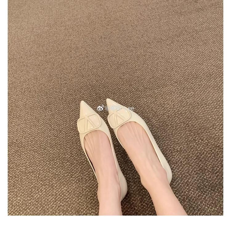 Grape mother same style 2025 spring and summer new temperament small pointed celebrity style V buckle versatile shallow mouth flat sole shoes women