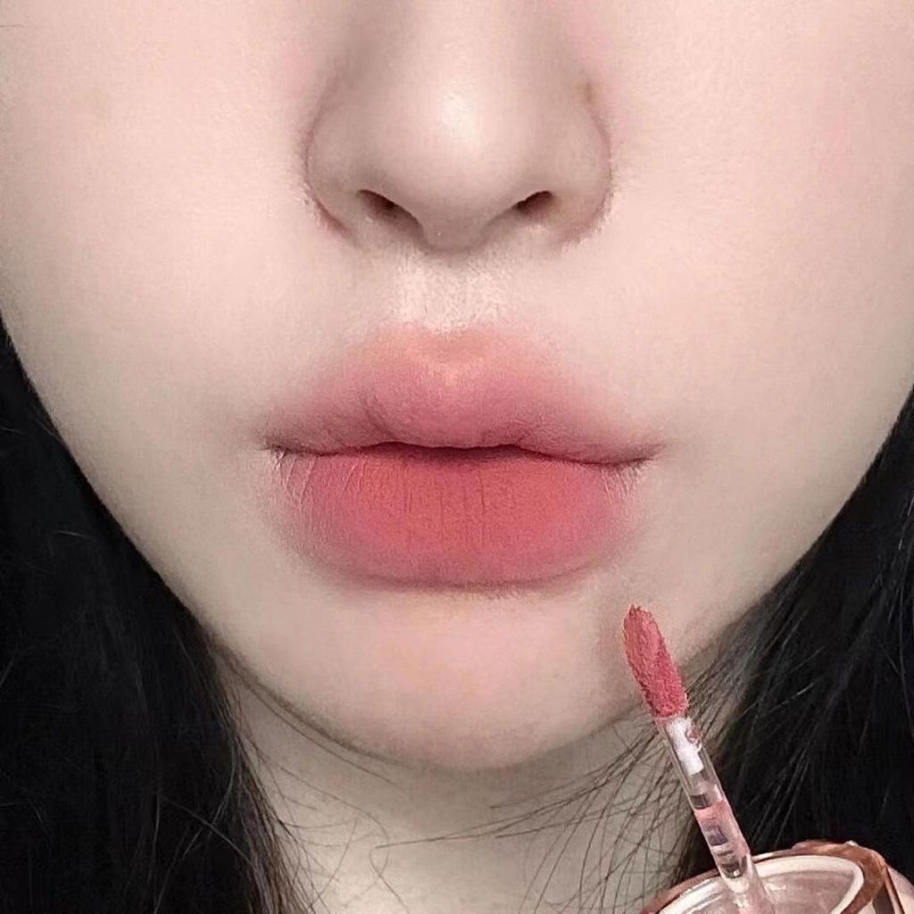 Toot Dodo Lippen-Mud: Leichter Rauchrosa Nude Lippenstift mit milchig-cremiger Textur für einen sanften, hautaufhellenden Stil.