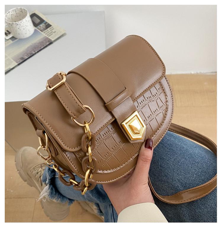 

Chain Underarm Bag Summer Candy Light Color Stone Pattern Bag Textured Saddle Bag Casual One Shoulder Oblique Span B Tide Bag темно-коричневого кольору