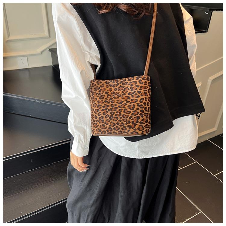 Women Suede Bucket Bag Faux Suede Shoulder Bag Large Capacity Women's Commuting Bags Retro Trendy Solid Color Tote Handbags 2025