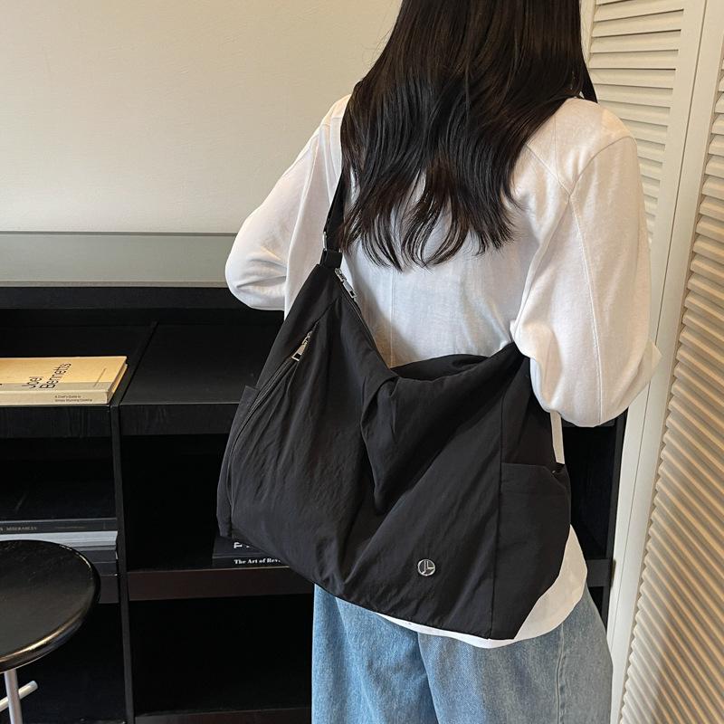 2025 New Simple Messenger Bag Daily Commute Solid Color Large Capacity Underarm Shoulder Bag Fashion Messenger Tote Bag