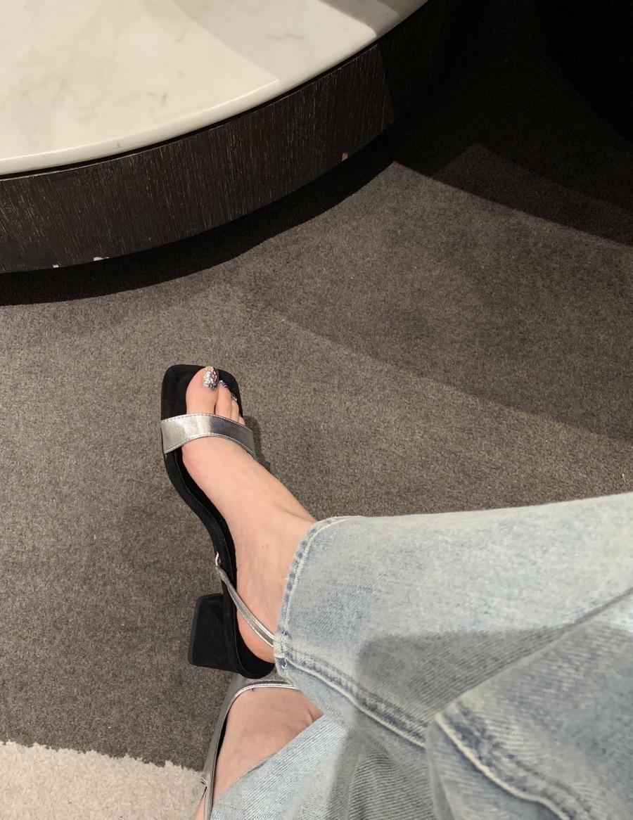 

2025 summer new French niche one-word with high-heeled sandals retro Korean style square head commuter sandals women 39 серебряный