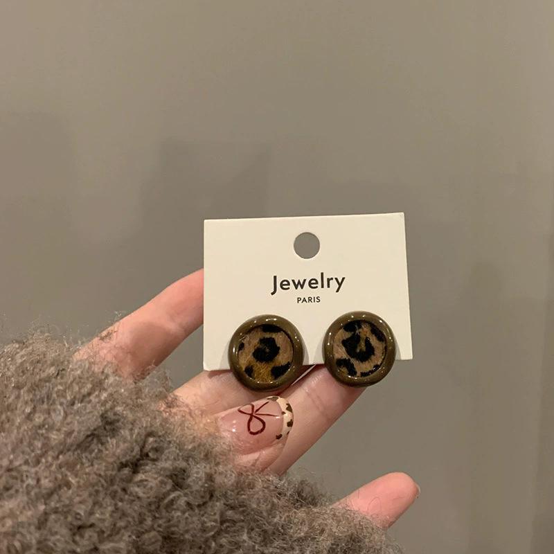 Autumn and winter Maillard retro leopard print stud earrings women s design earrings ears