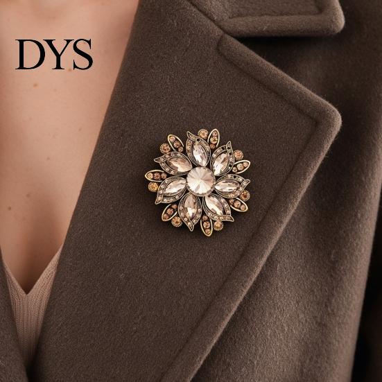 Alloy Clothing Pin Retro Rhinestone Flower Brooch for Women, Vintage Floral Lapel Oxidation Resistant Pin, Jewelry Accessory Wedding Party Prom Women