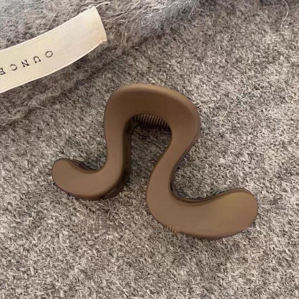 

Simple Casual Acrylic Hair Claw Large Lightweight Shark Clip Matte Finish Irregular Shape Ponytail Clip Back Head