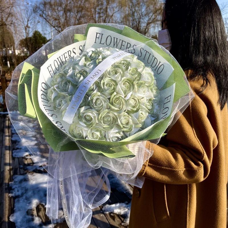 Buket lodoworóżana róża konserwowana kwiat mydlany - prezent walentynkowy dla partnera