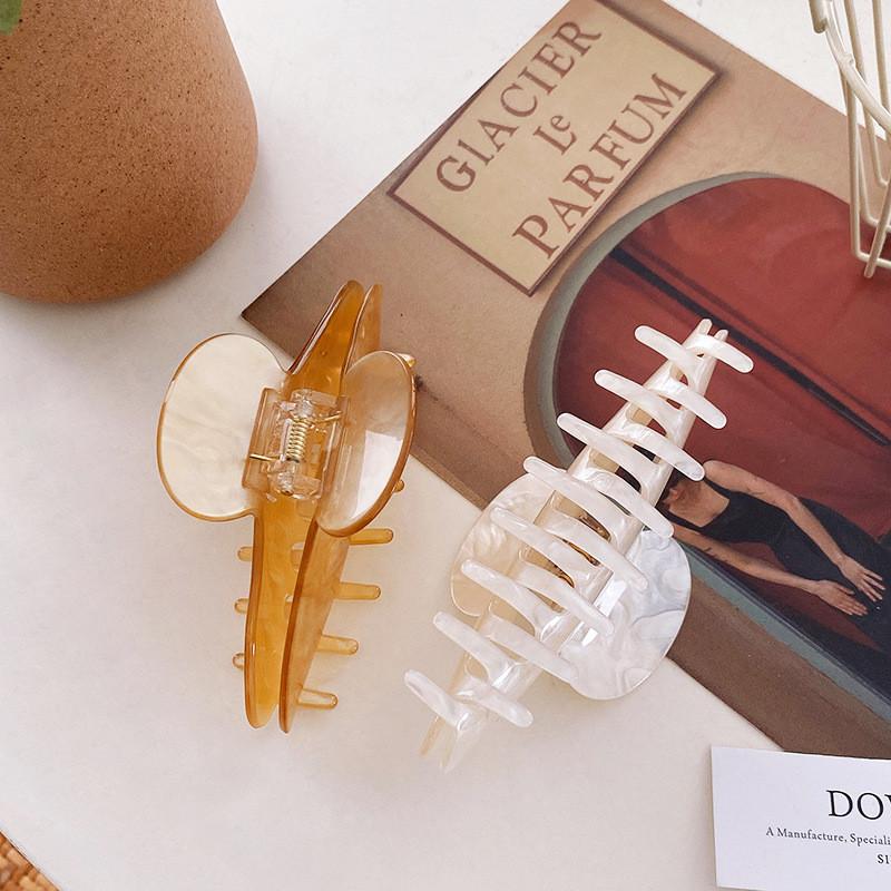 Stylish Acrylic Hair Claw Clip With Gorgeous Water Wave Design For Women Fashion Accessories