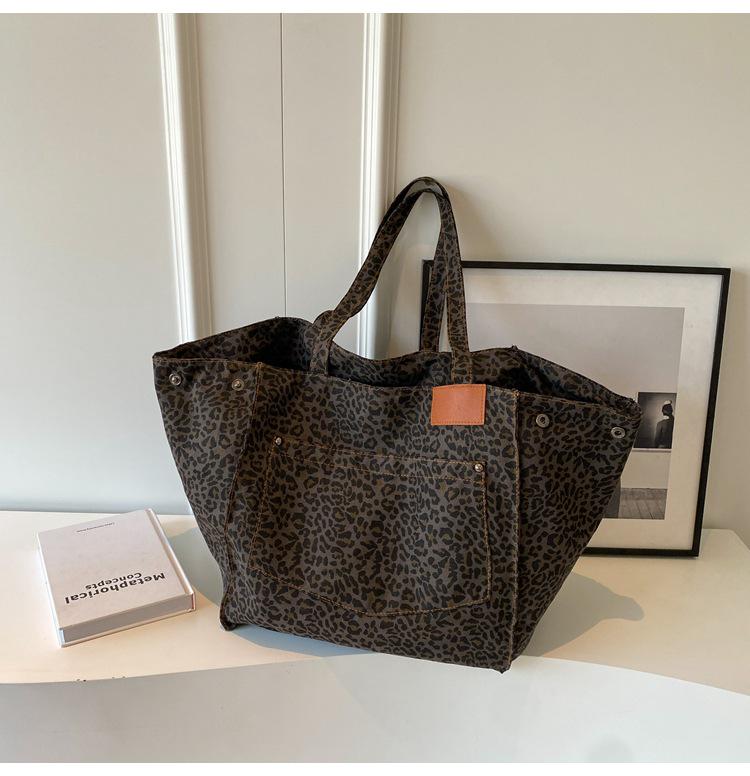 

Leopard Print Large Capacity Fashion Shoulder Tote: Women s Versatile Travel and Shopping Bag чорний