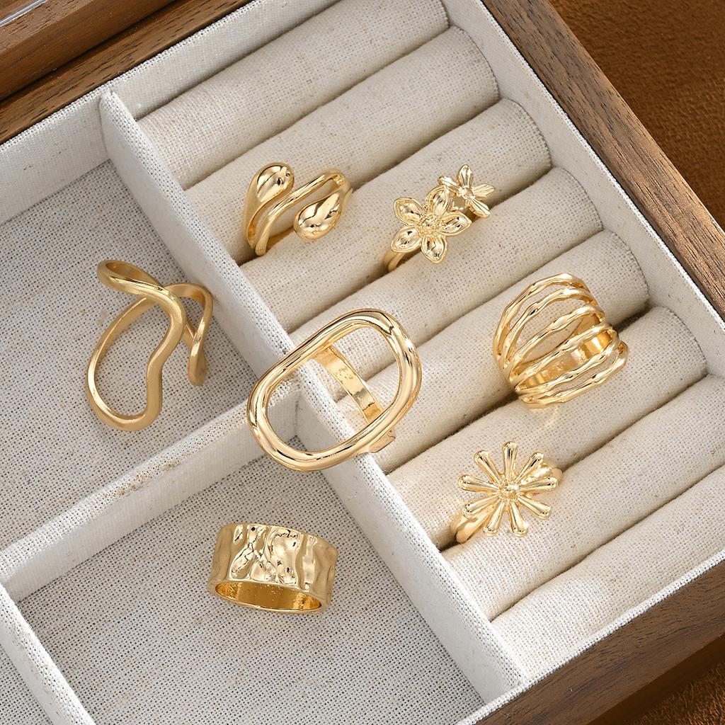 7 Pcs Gold Metal Ring Set for Women Starfish Shell Geometric Flower Knuckle Rings Vintage Daily Stackable Fashion Jewelry Gifts