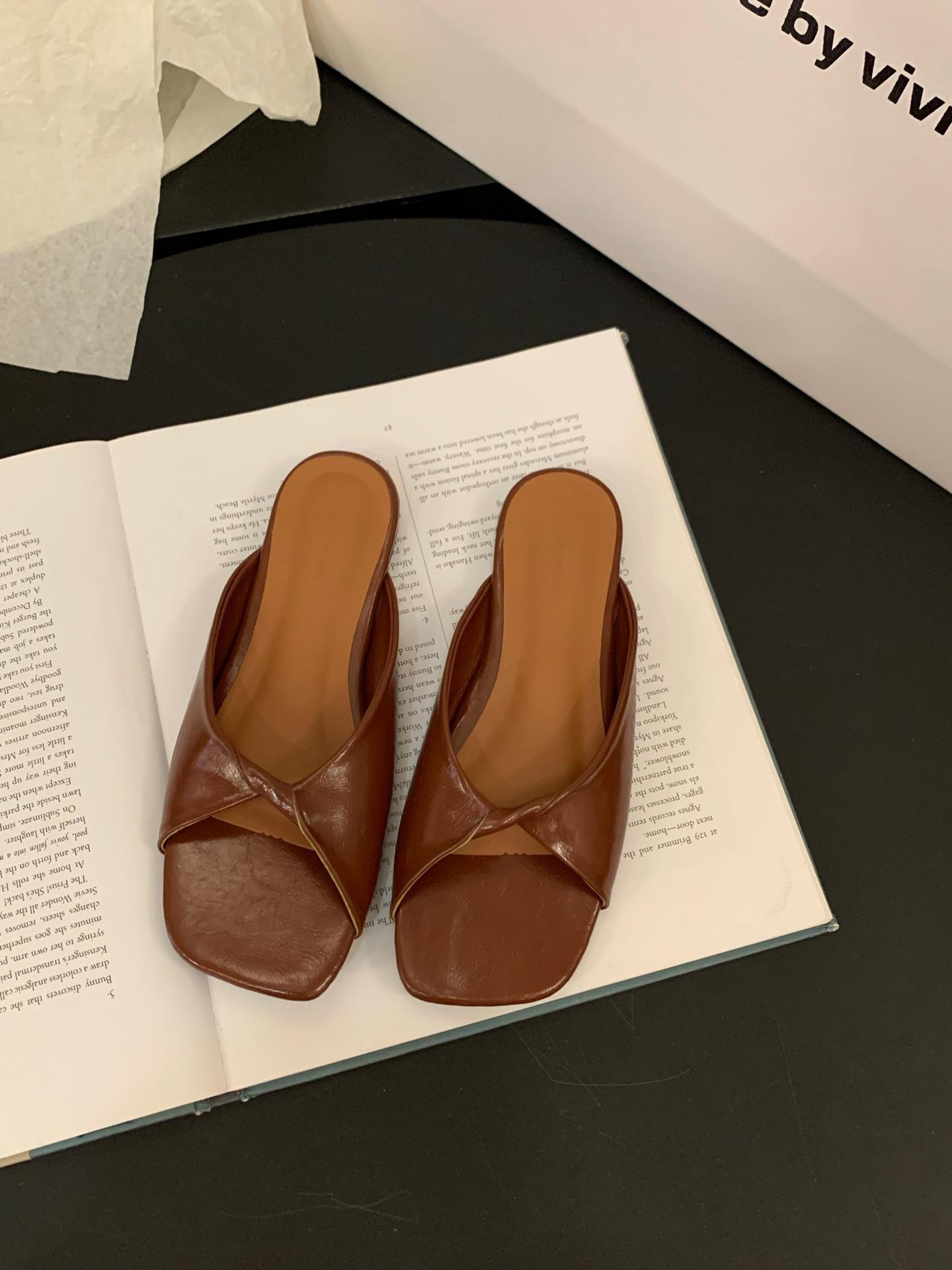 

Модные туфли на плоской подошве с одним словом, женская обувь, летняя одежда 2024 года, новые летние простые пляжные сандалии 40