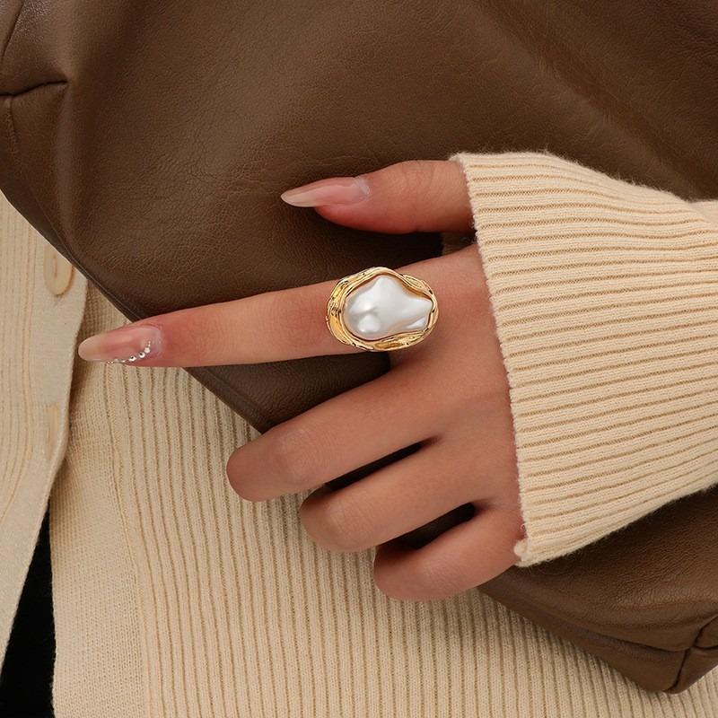 Trend Special-shaped Pearl Set, Retro Luxury Fashion Temperament Necklace, Stud Earrings, Ring Set.