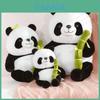 Niedliches und kuscheliges sitzendes Panda-Plüschtier mit Bambus, perfekt für Kinder und Tierliebhaber