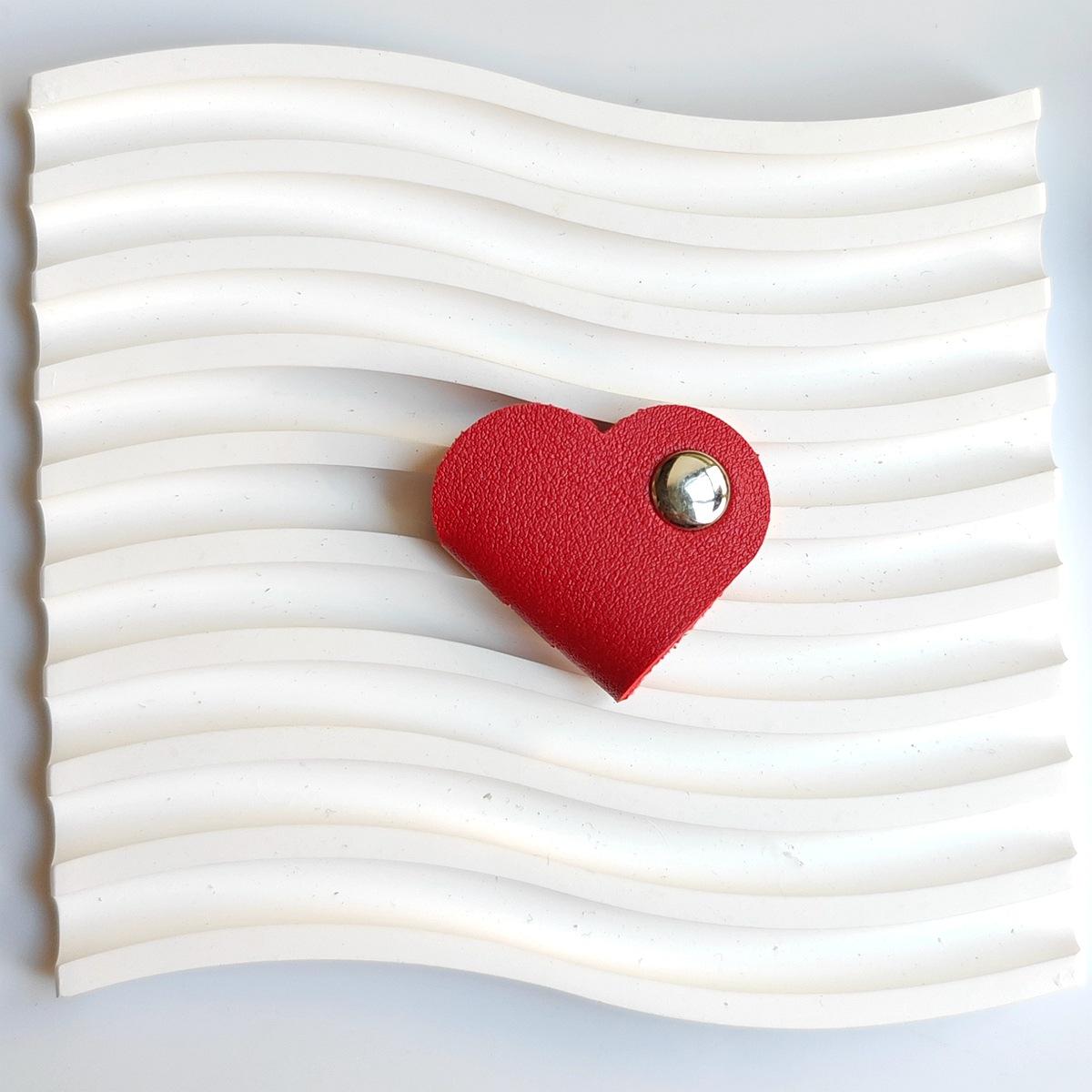 

Кожаный органайзер для кабеля в форме сердца, держатель для шнура наушников, система управления кабелями для наушников и зарядных устройств красный