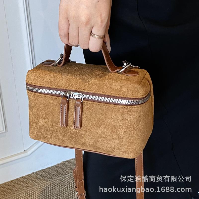 This Year's Popular Bag Women's Autumn and Winter 2025 New Matte Retro Messenger Bag Korean Version Portable Bucket Bag
