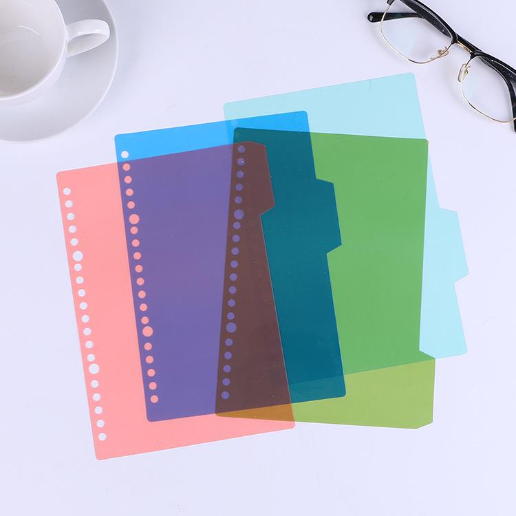 Barevné dělicí listy do pořadače a samolepicí štítky - Plastové listy A4/A5/B5 pro stránky zápisníku