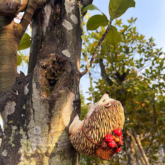 Climbing Hedgehog Figurine Handmade Resin Hedgehog Statue Wall Animal Decoration for Home Garden Tree Fence