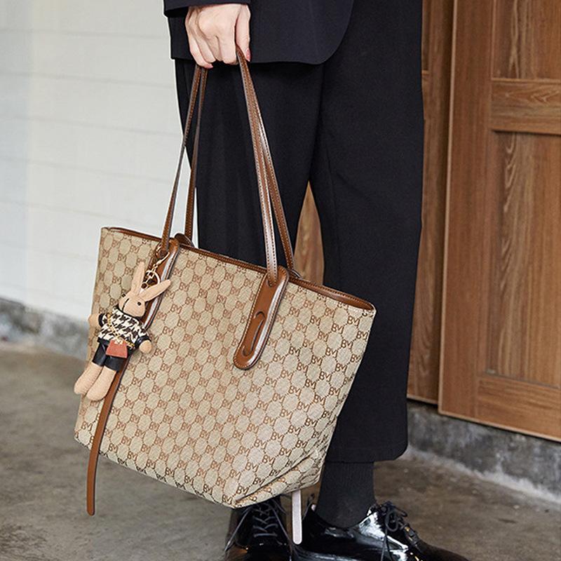 2025 Autumn Winter New Women's Bag Single Shoulder Handbag Commuter Versatile Large Capacity Tote Bag