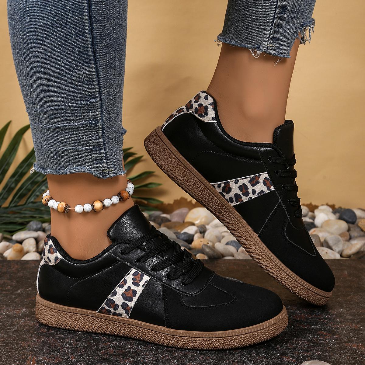 

Модная весенне-летняя обувь нового стиля на плоской подошве, повседневная для женщин, дизайн в стиле колор-блок, универсальная, трендовая, на низком каблуке, удобная обувь 42 чёрный