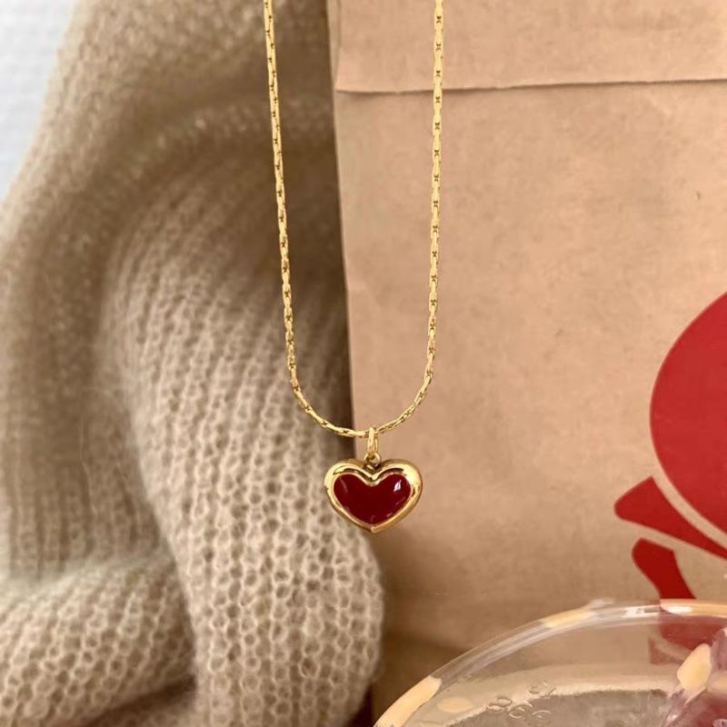 Red Heart-shaped Titanium Steel Necklace, Female, Temperament, Fashionable Design, Small Red Heart Collarbone Chain, Peach Heart Pendant for Women