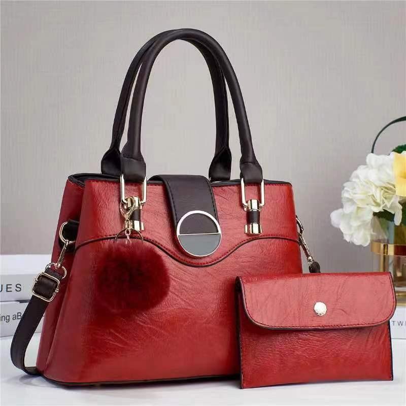 Stylish And Practical Large Capacity Tote Bag For Women With Chain And Lock Closure In Black