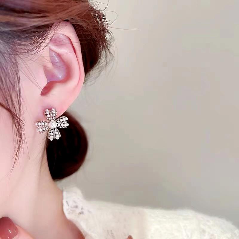 Elegant French Pearl Flower Stud Earrings - High-End, Exquisite Design with Unique, Chic Temperament.