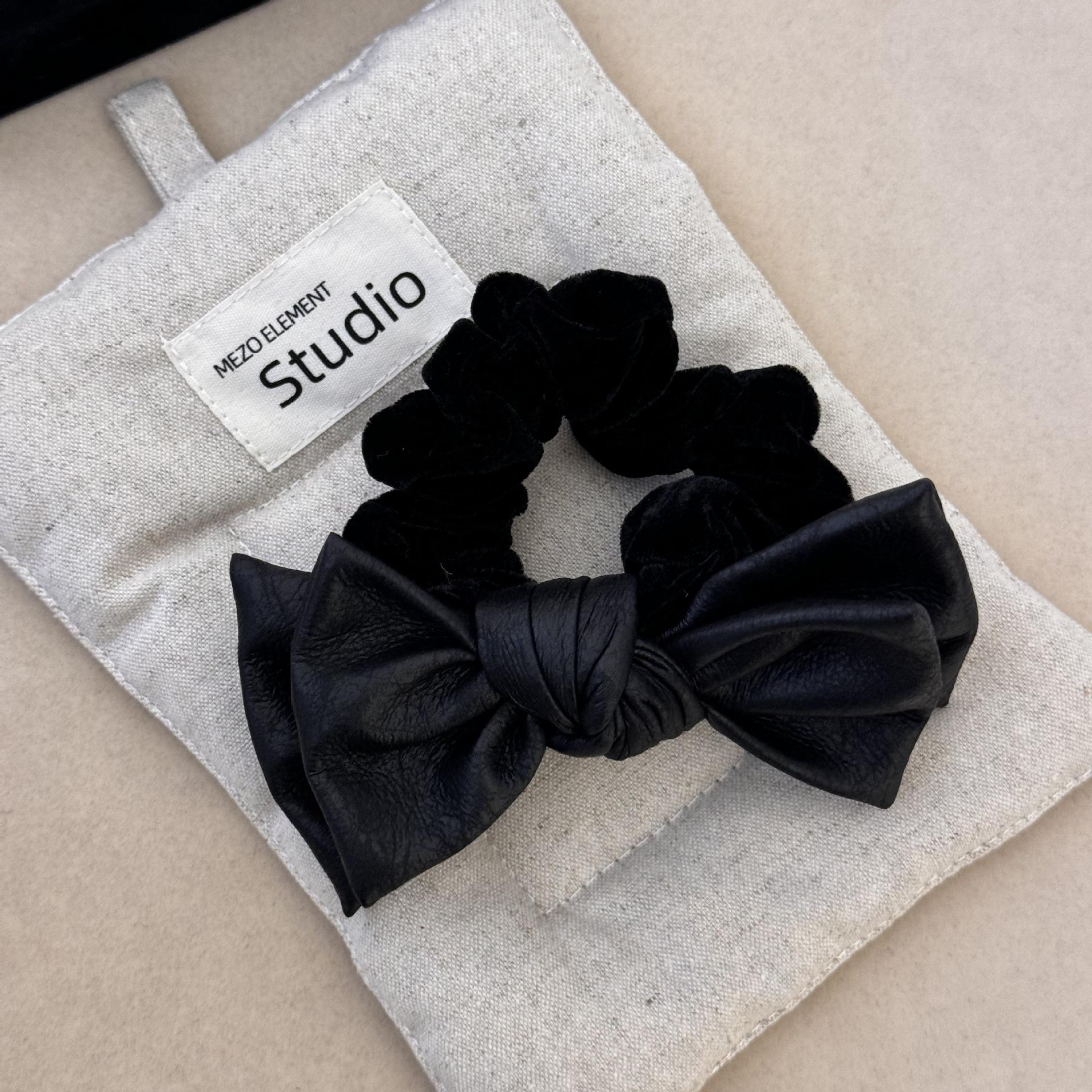 

Двухслойная резинка для волос с бантом, Высококлассный стиль, Резинка для волос Большая кишка , Кожаное покрытие, Кожаная резинка, Женский аксессуар для волос для пучка чёрный