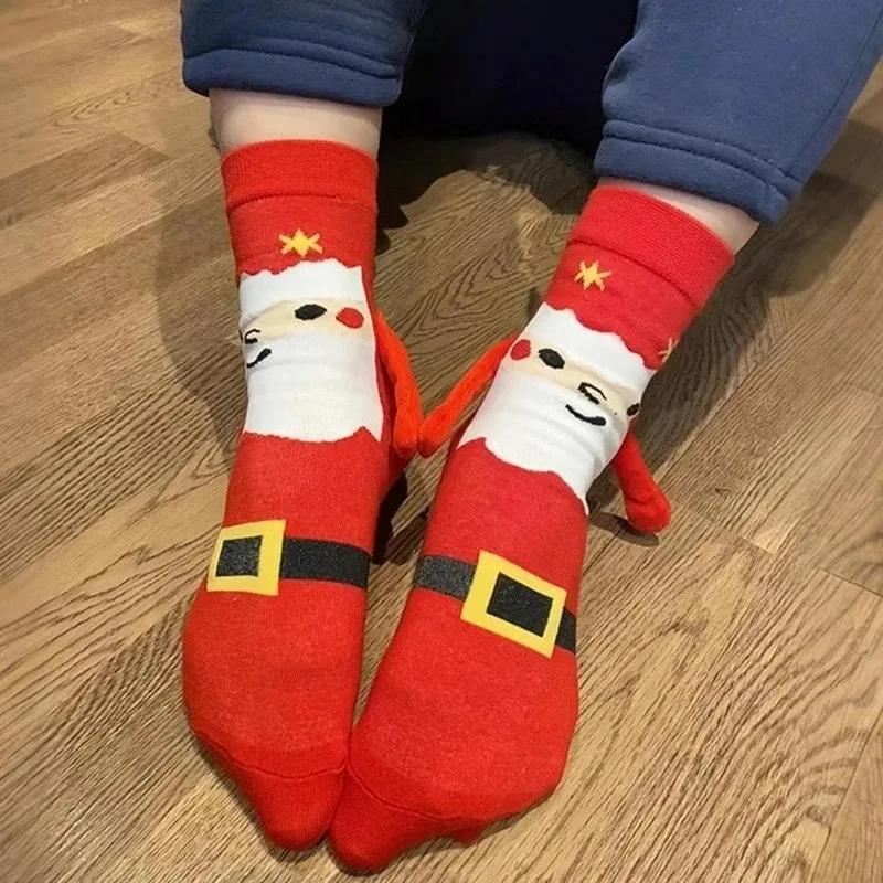 2pairs Magnetic Couple Holding Hands Socks Christmas Cute Festive Sock Pair Magnet Decor Cartoon Warm Sock for Home Party Gift