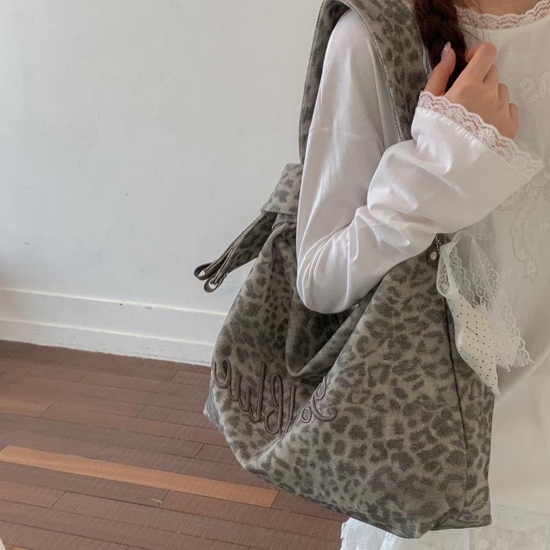 Relaxed and Laid-back Style Women's Large Capacity Crossbody Bag with An Underarm Strap