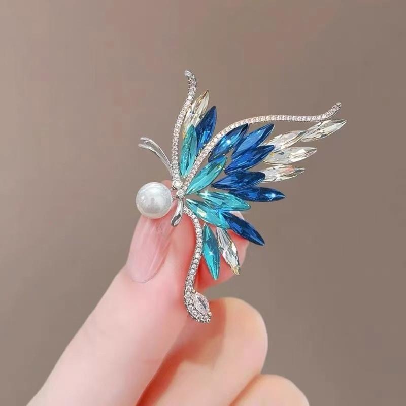 Fashionable Crystal Butterfly Pin with Gradient Colors Rhinestones Pearls Lapel Pin Accessory Breastpin for Social Event